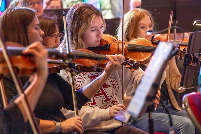 Center: Anna Enger, violin